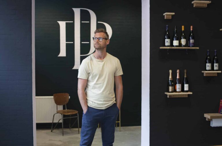 Mikael Kvist Laursen i butikken inden åbning