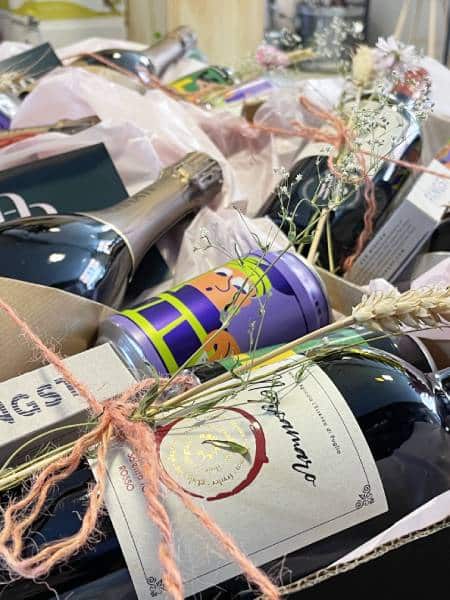 Gavekurv med bæredygtig indpakning til vin