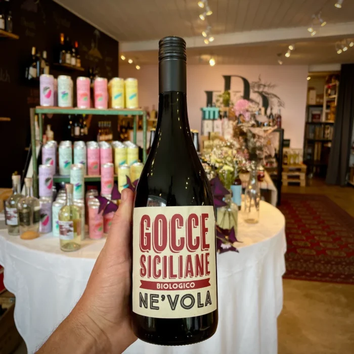Italiensk rødvin fra Sicilien. Navn gocce siciliane biologico
